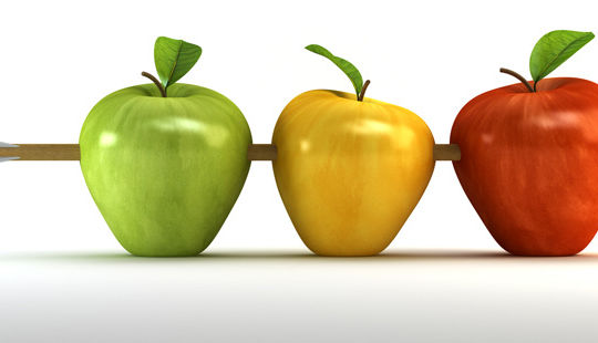 Foto ein pfeil durchdringt drei unterschiedlich farbige äpfel gleizeitig