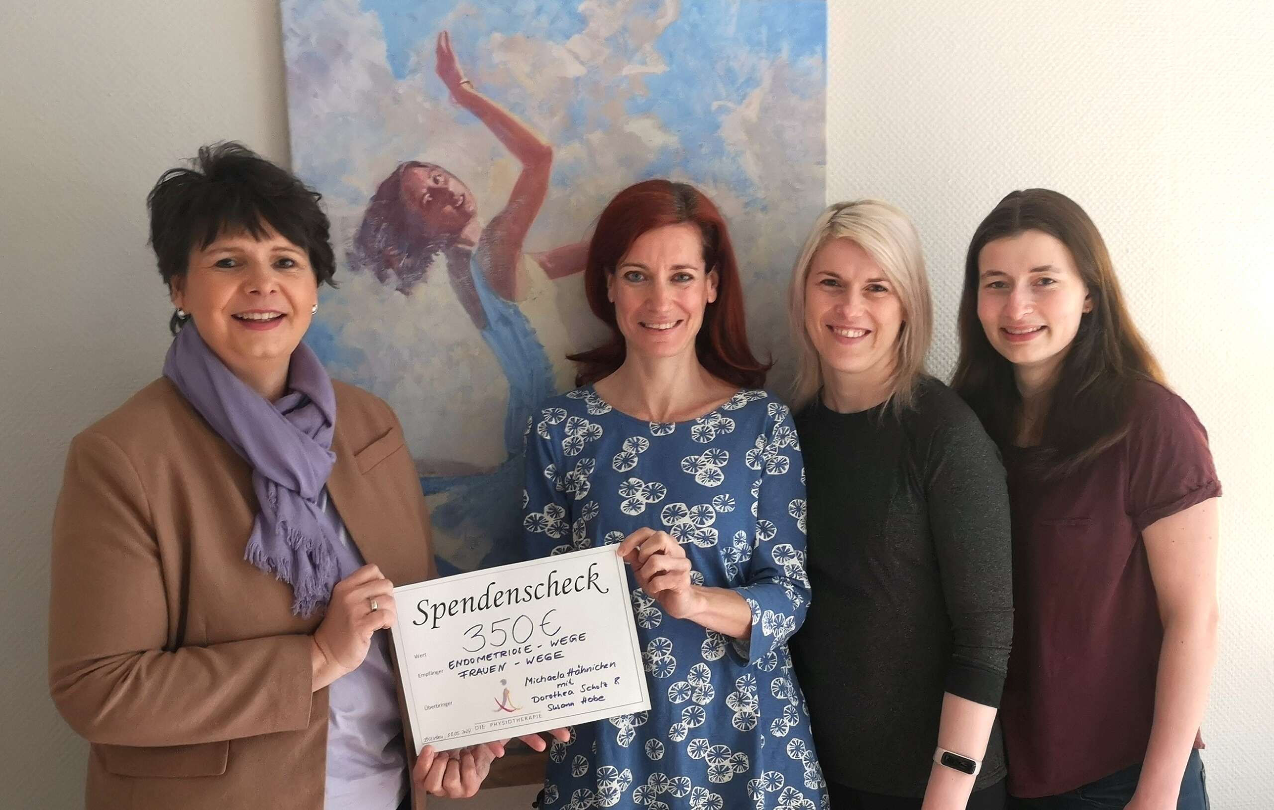 4 Frauen bei der Übergabe des Spendenschecks in Höhe von 350 Euro im Rahmen der Aktion zum Frauentag 2024 in Bautzen bei "DIE PHYSIOTHERAPIE"